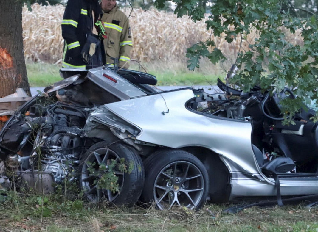 Porsche rozbiło się na drzewie, dwie osoby nie żyją. Z auta została miazga