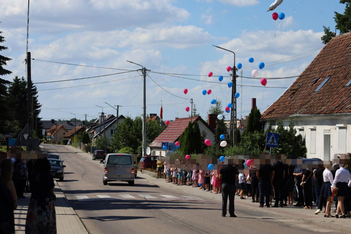 Kolorowe balony wzbiły się prosto do nieba. Wzruszający gest na pogrzebie 7-letniej Natusi