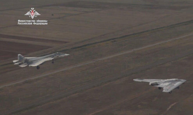 Rosja pokazała dwumiejscowego Su-57. Czy to gra o miliardy z Indiami?