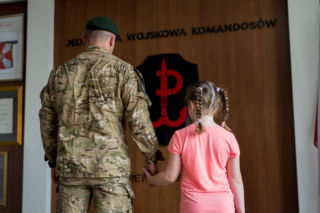 „Cisi i skuteczni” z Lublińca. Jak fundacja ratuje żołnierzy i ich dzieci?