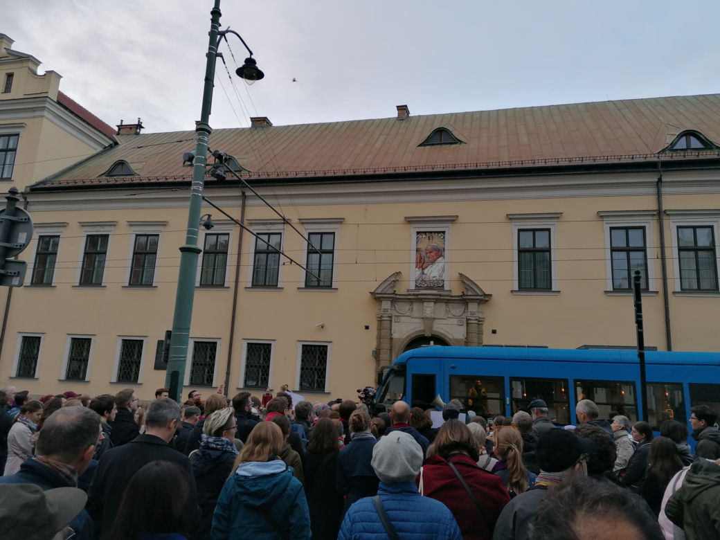Protest przed krakowską kurią