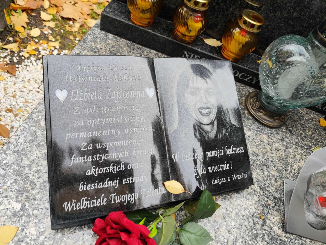 Elżbieta Zającówna odeszła tuż przed świętem Wszystkich Świętych. Tak wygląda grób uwielbianej aktorki