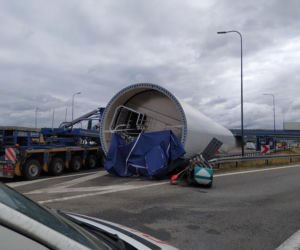 Gigantyczne utrudnienia na A4. Z ciężarówki wypadł ogromny element turbiny