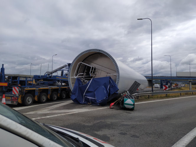 Gigantyczne utrudnienia na A4. Z ciężarówki wypadł ogromny element turbiny