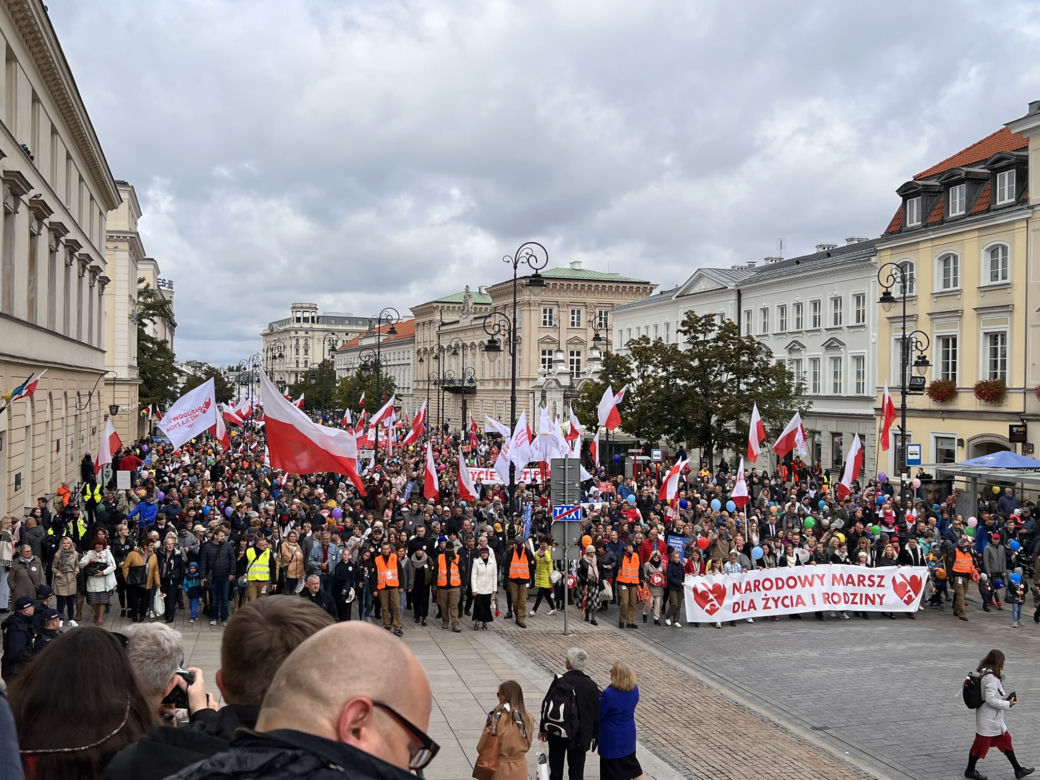 Ulicami Warszawy przeszedł Marsz dla Życia i Rodziny. Uczestnicy nieśli banery z napisem: "Mamo, pozwól mi żyć"