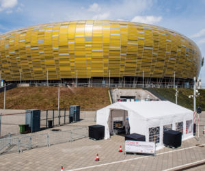 Testy na koronawirusa pod stadionem [ZDJĘCIA]