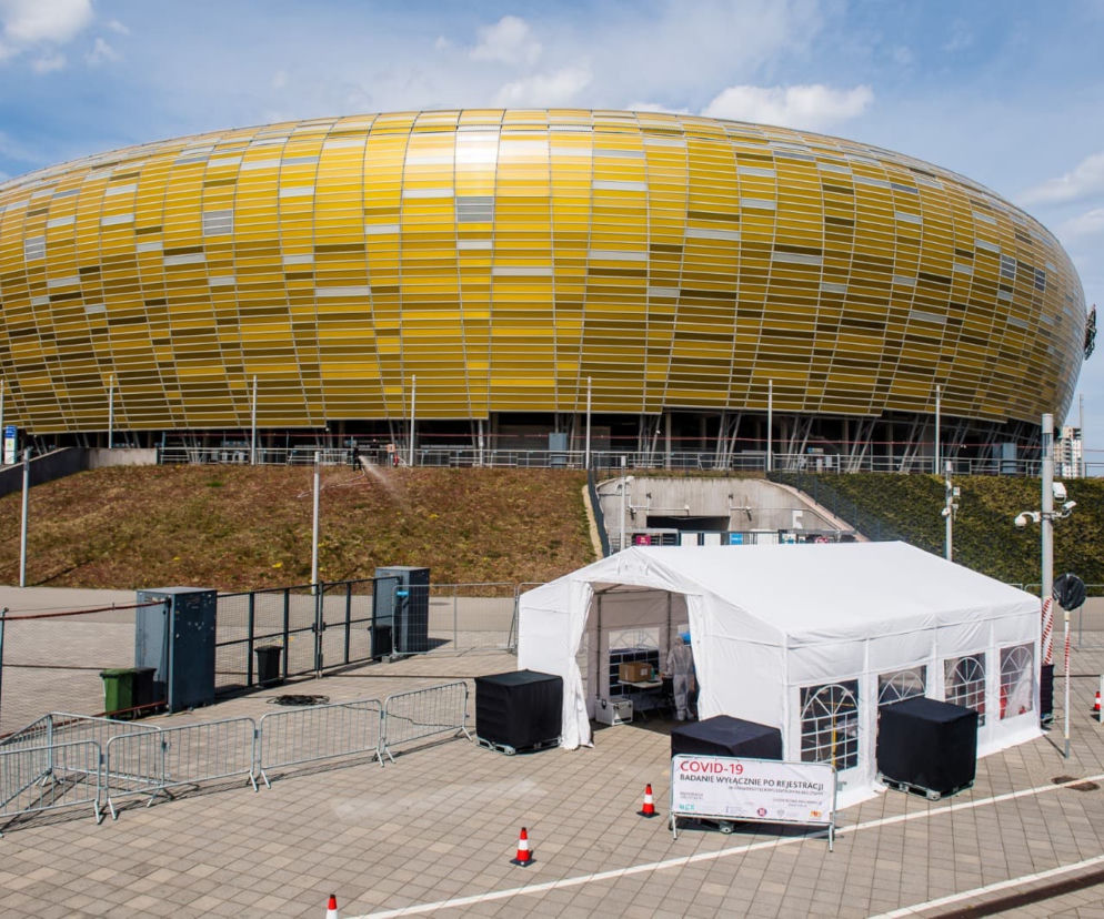Testy na koronawirusa pod stadionem [ZDJĘCIA]