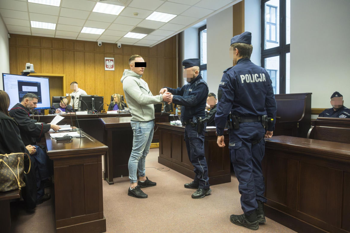 Co widać na nagraniu ataku nożem na Nowym Świecie? Sąd odtworzył szokujący materiał