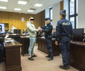 Co widać na nagraniu ataku nożem na Nowym Świecie? Sąd odtworzył szokujący materiał