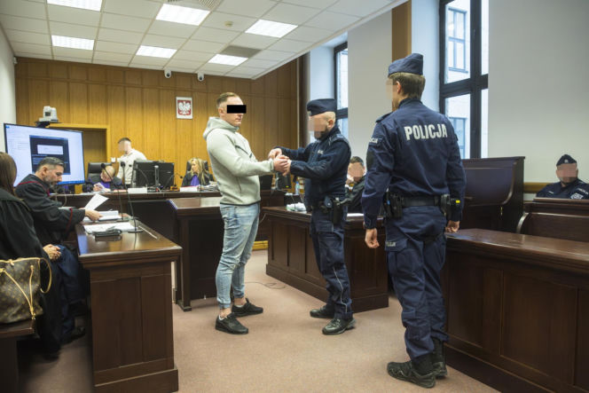 Co widać na nagraniu ataku nożem na Nowym Świecie? Sąd odtworzył szokujący materiał