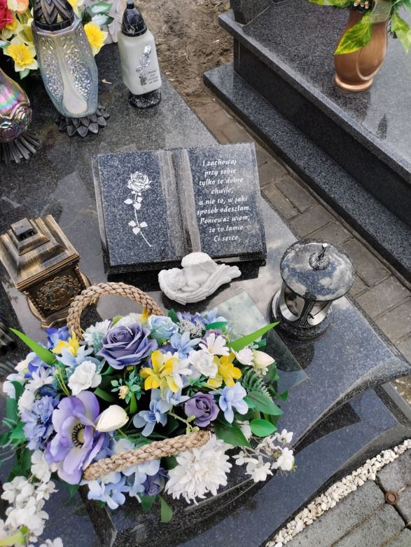 Ewę kostka brukową. Tak wygląda grób nauczycielki z Rudy Śląskiej