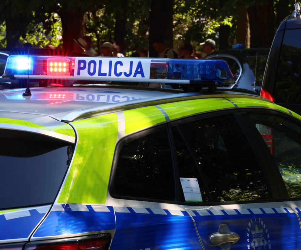 Srebrno-niebieski radiowóz policji z włączonymi sygnałami świetlnymi. O tragedii w Barcianach przeczytasz na SE.
