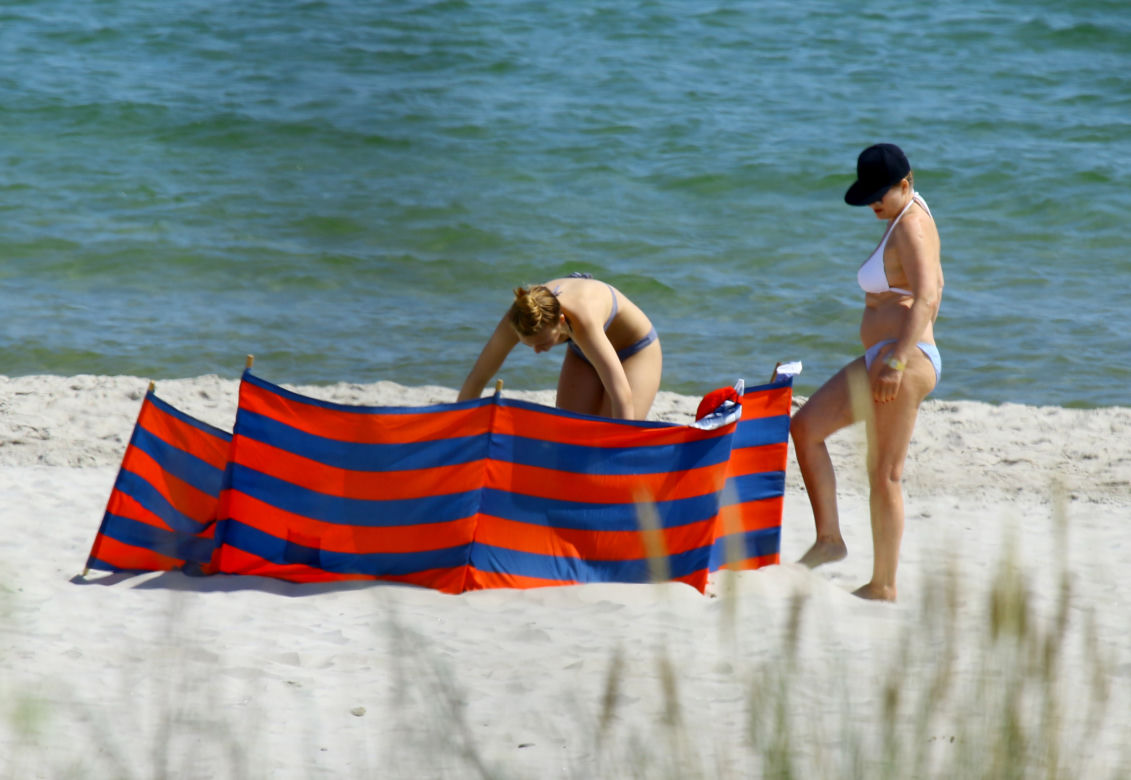 GRAŻYNA SZAPOŁOWSKA NA PLAŻY_1PUBL