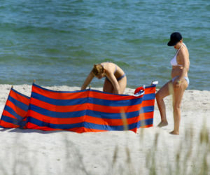 GRAŻYNA SZAPOŁOWSKA NA PLAŻY_1PUBL