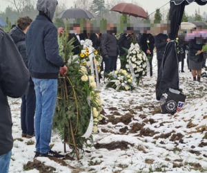  Dąbrówki: pogrzeb 17-letniej Pauliny. Rodzice pożegnali córkę, tuląc trumnę [ZDJĘCIA]