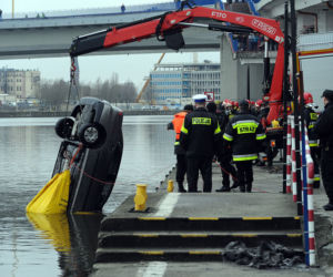 SZCZECIN: Samochód wpadł do Odry