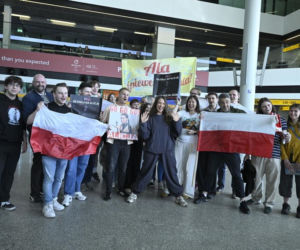 Alicja Szemplińska z fanami na lotnisku przed Eurowizją 2026