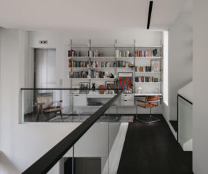 Minimalizm, beton i teak birmański. W tym wnętrzu mniej znaczy znacznie więcej