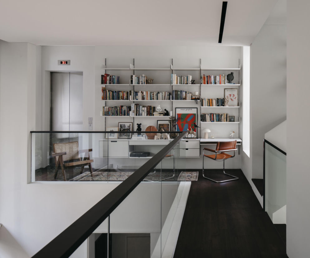 Minimalizm, beton i teak birmański. W tym wnętrzu mniej znaczy znacznie więcej