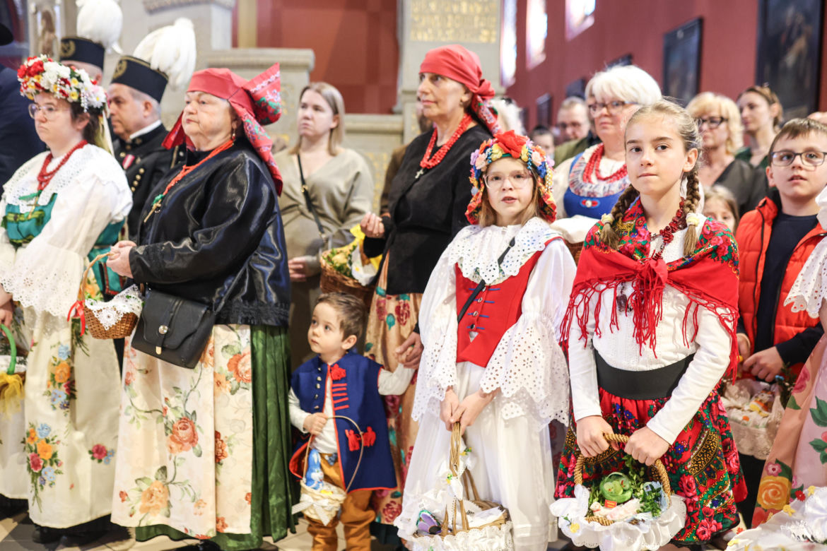 Święcenie pokarmów w strojach ludowych w Bytomiu