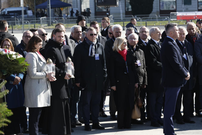 Rocznica katastrofy smoleńskiej. Prezydent Nawrocki uczcił pamięć zmarłych