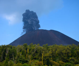 Chmura pyłu po erupcji Anak Krakatau paraliżuje Indonezję. Odwołano ponad 200 lotów!