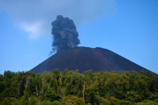 Chmura pyłu po erupcji Anak Krakatau paraliżuje Indonezję. Odwołano ponad 200 lotów!