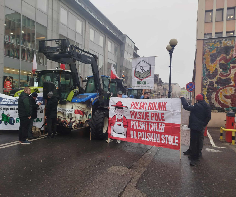 Rolnicy z regionu podczas protestu w Siedlcach, trzymający transparenty z hasłem Polski rolnik, polskie pole, polski chleb na polskim stole. Widoczne traktory i flagi Polski. Więcej o protestach rolników i umowie Mercosur przeczytasz na Super Biznes.