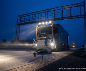 Na autostradzie A2 na wschód od Warszawy prace idą pełną parą, zarówno w dzień, jak i po zmroku