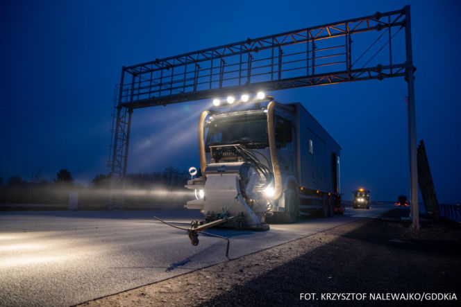 Na autostradzie A2 na wschód od Warszawy prace idą pełną parą, zarówno w dzień, jak i po zmroku