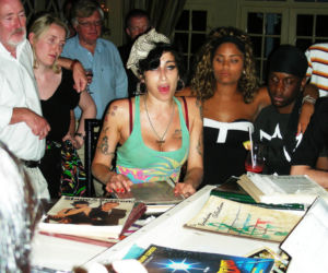 Amy Winehouse śpiewa w barze hotelowym