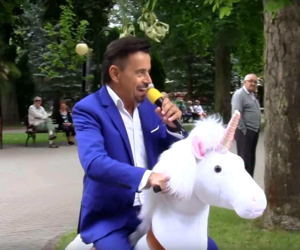 screen z filmu Żyj z całych sił( Cover) Ks.Bogdan Skowroński - Polanica Zdrój - Park Zdrojowy 