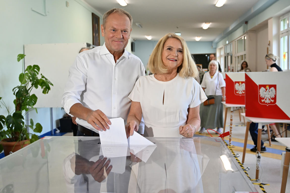 Donald Tusk obsypał żonę kwiatami