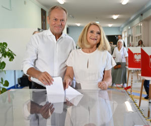 Donald Tusk obsypał żonę kwiatami