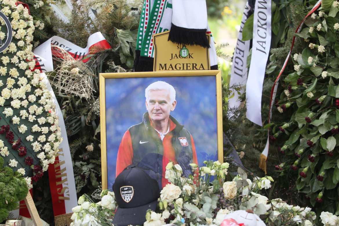 Grób Jacka Magiery na niecałe trzy tygodnie po pogrzebie