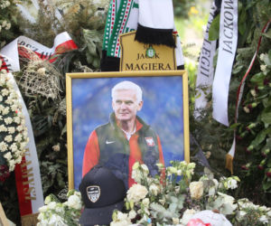 Grób Jacka Magiery na niecałe trzy tygodnie po pogrzebie