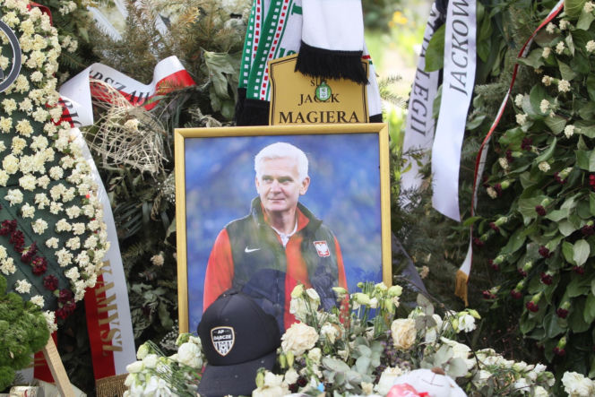 Grób Jacka Magiery na niecałe trzy tygodnie po pogrzebie