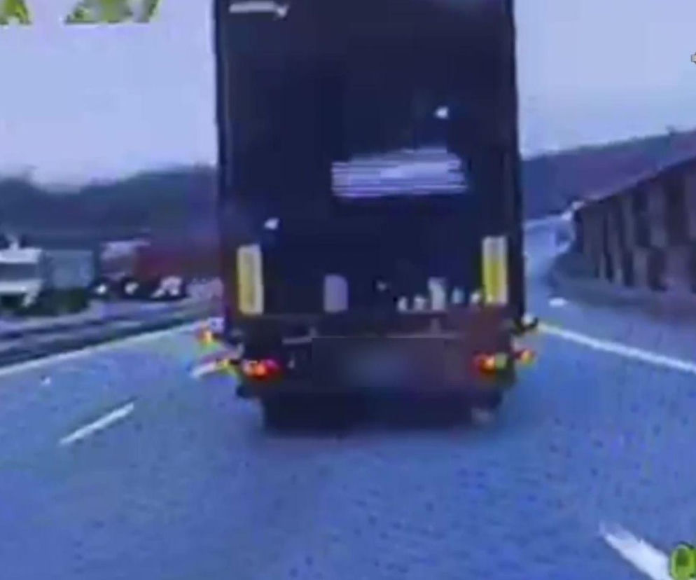 Lód spadł z naczepy prosto przed radiowozem! Kierowca z Ukrainy dostał potężny mandat