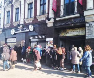 Ogromne kolejki po pączki na Śląsku i w Zagłębiu
