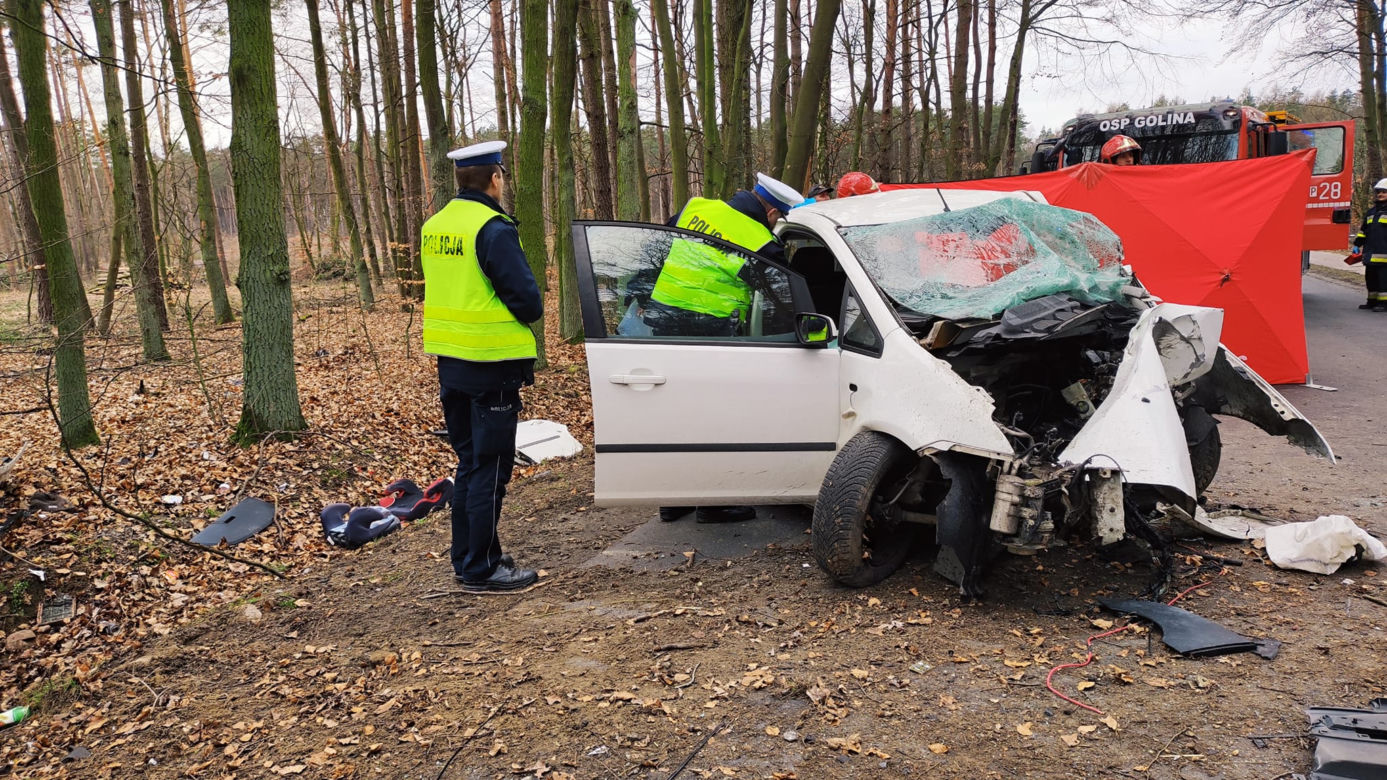 Tragiczny wypadek pod Jarocinem! Nie żyje 29-letni kierowca, a jego żona trafił do szpitala [ZDJĘCIA]