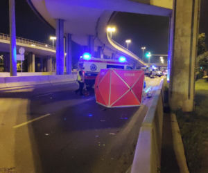 Koszmarna śmierć motocyklisty na Białołęce. Motocykl wyleciał w powietrze, samochód dachował [ZDJĘCIA]