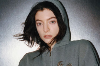 Zrzuciła z siebie nie tylko ubrania. Intymny, surowy i wyzwalający spektakl Lorde w Łodzi [RELACJA Z KONCERTU]