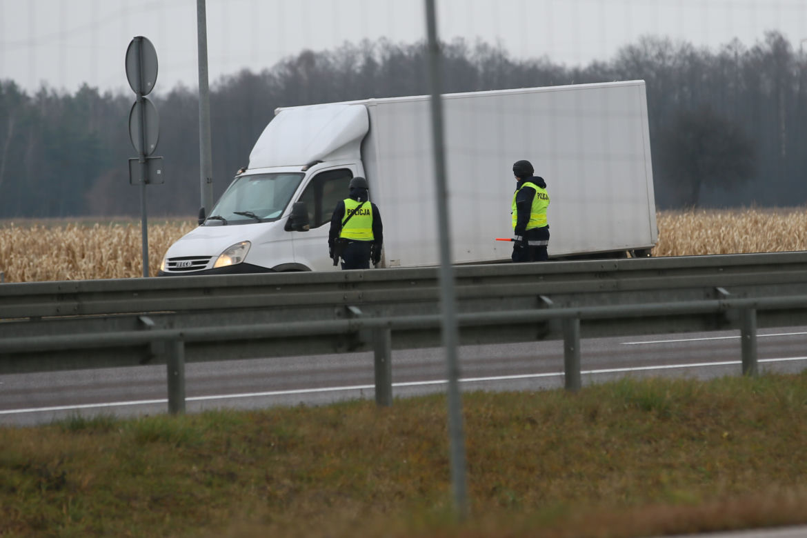 Policja sprawdza pojazdy na S8