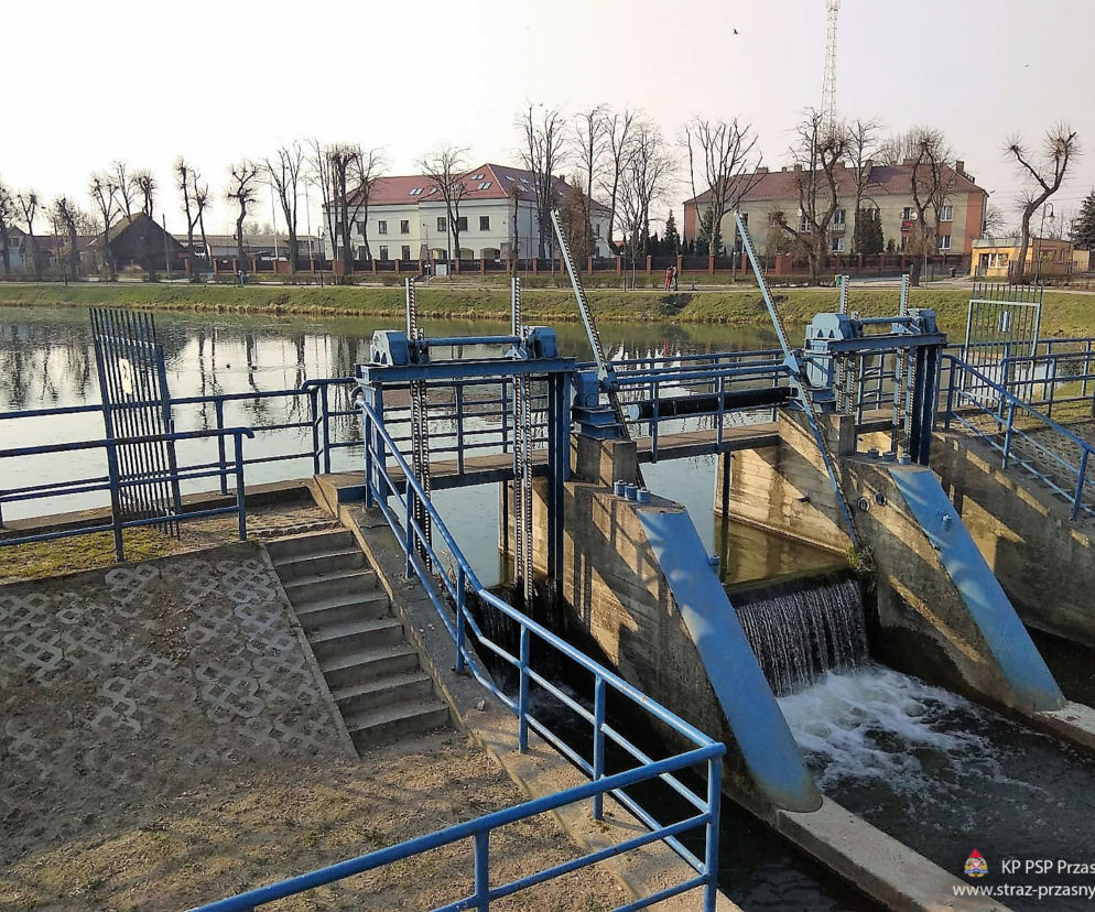 Próba samobójcza na moście w Przasnyszu! Strażak ratował młodego mężczyznę!