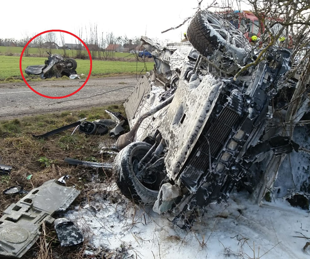 Wypadek DW487: Złamał Mercedesa w pół! Auto po dwóch stronach drogi [ZDJĘCIA]