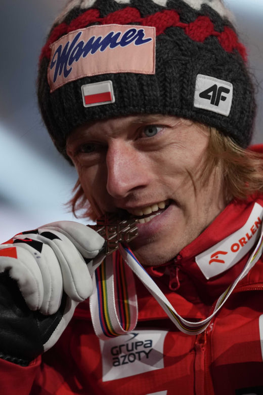 Wielka chwila Dawida Kubackiego! Polak odebrał brązowy medal mistrzostw świata.