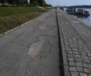 Turyści i mieszkańcy pytają prezydenta miasta: Kiedy remont toruńskiego chodnika nad Wisłą?
