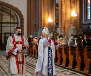 Arcybiskup Tadeusz Wojda zastąpił Głódzia. Kim jest i ile zarobi za posługę w kościele?