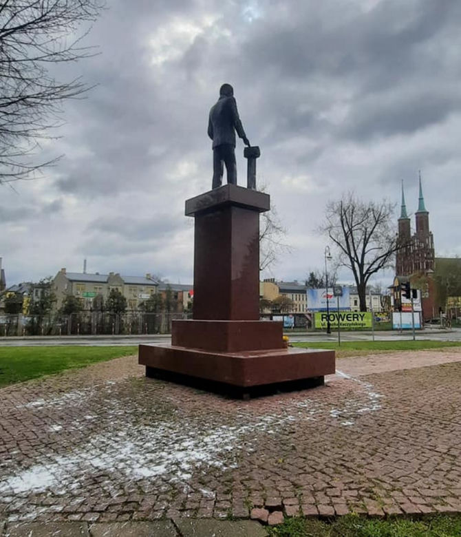 Zdewastowany pomnik Lecha Kaczyńskiego w Siedlcach