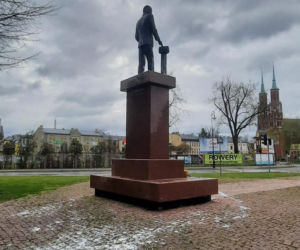 Zdewastowany pomnik Lecha Kaczyńskiego w Siedlcach